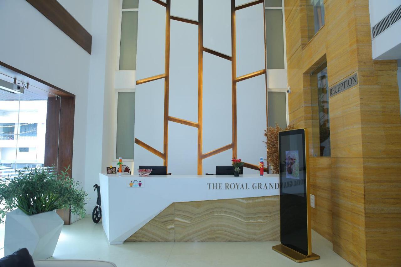 Hotel The Royal Grand Karūr Exterior foto
